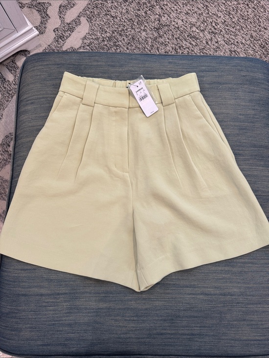 Express Pants - Express High-Rise Pleated Women’s Shorts in Pale Yellow
